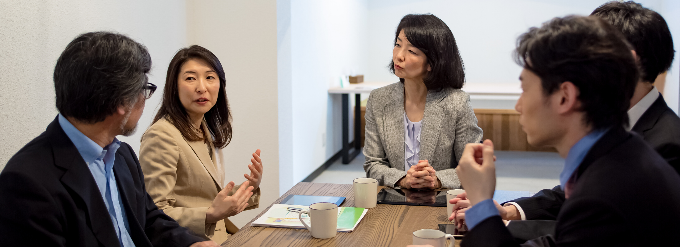 Japanese people are talking in the office