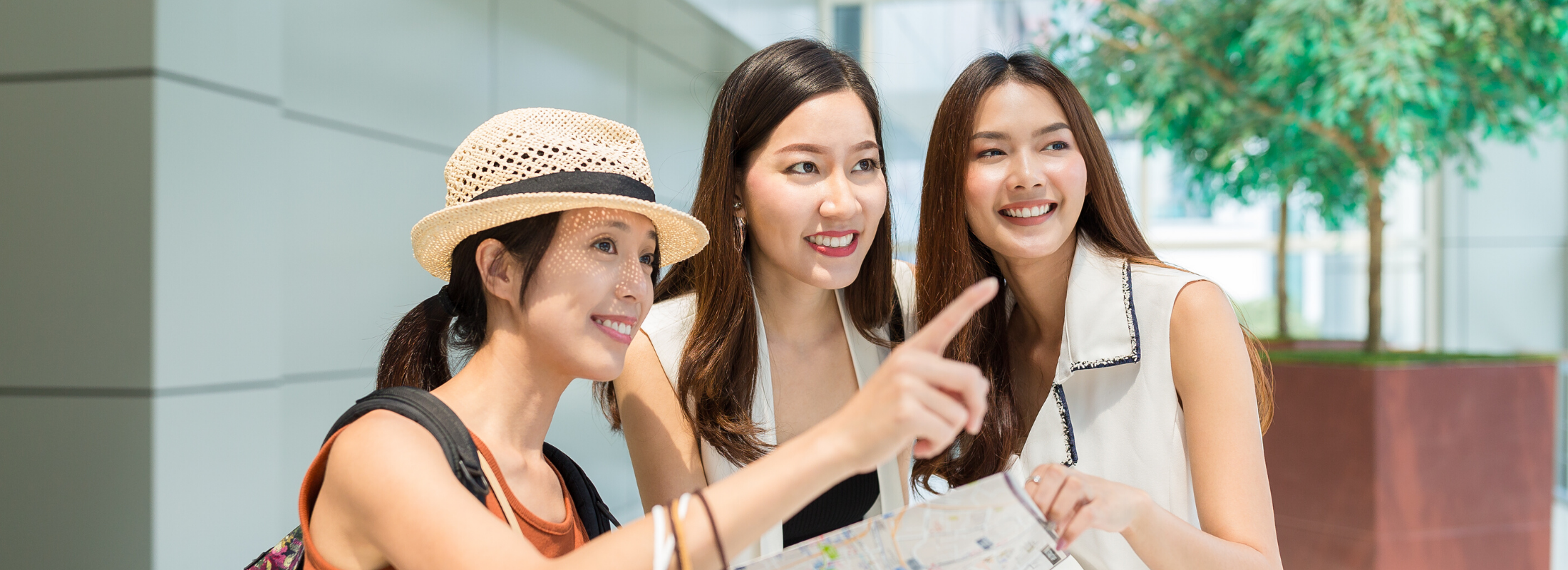 3 Japanese girls are taveling and excited on their trips